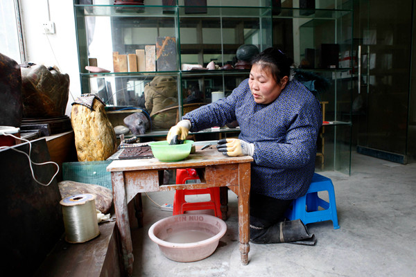 Hu Fenglian, who lost the lower part of her legs, works at a stone factory in Longsheng county, in the Guangxi Zhuang autonomous region. (Huo Yan/China Daily) 