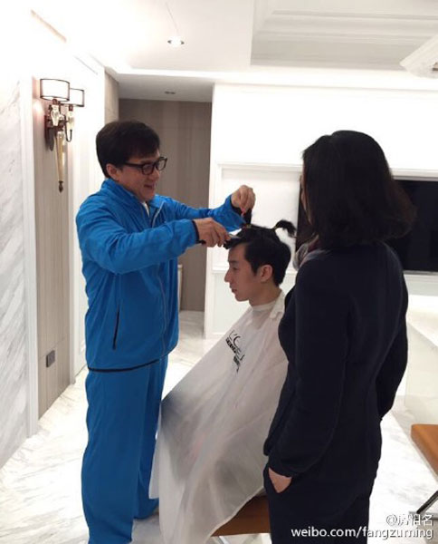 A photo posted on Sina Weibo of Jaycee Chan, son of actor Jackie Chan, features the father giving his son a haircut, Feb. 24, 2015. (Photo/SinaWeibo)
