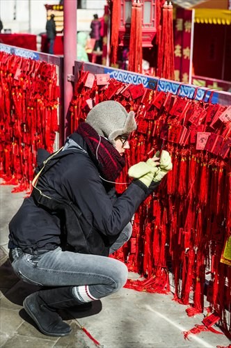 An expat visits the Beijing Dongyue Temple Fair, which is held over Spring Festival each year. (Photo: GT/Li Hao)