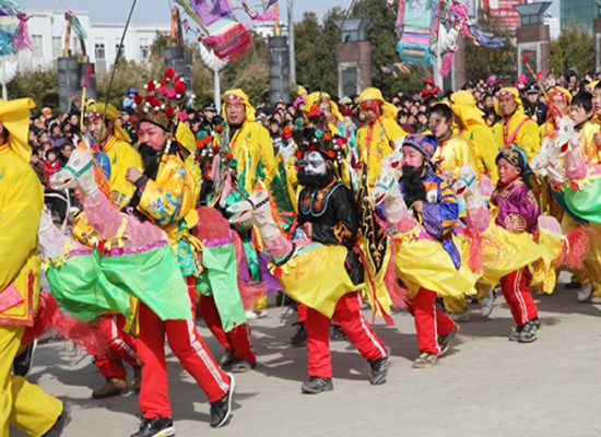 People in eastern China's Jiandian village perform bamboo hobby-horse. (Photo/CNTV)