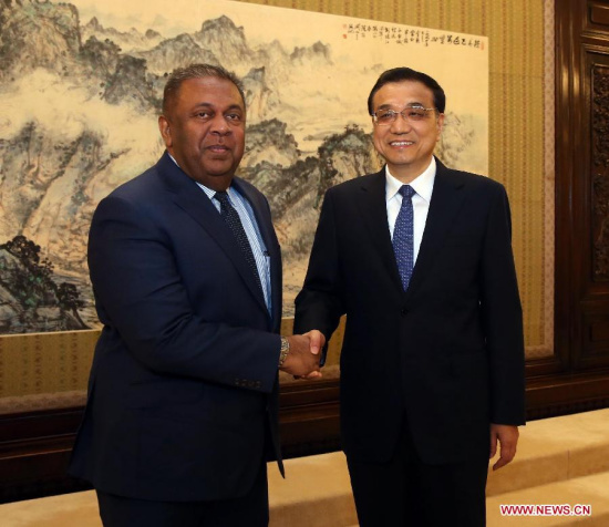 Chinese Premier Li Keqiang (R) meets with Sri Lankan Foreign Minister Mangala Samaraweera in Beijing, capital of China, Feb. 27, 2015. (Xinhua/Liu Weibing)