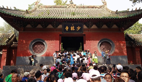 Visitors wait to enter Shaolin Temple in Dengfeng, Henan province, during the National Day holiday last year. Photo: China Daily/Zhu Xingxin)