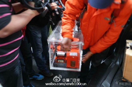 Rescuers carry the TransAsia Airways plane's Flight Data Recorder. [Photo/weibo.com/xmrb]