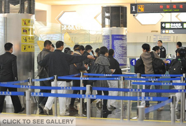 Family members of mainland passengers walk to go through security check at Xiamen Gaoqi International Airport in Xiamen, southeast China's Fujian Province, Feb. 5, 2015. (Xinhua/Lin Shanchuan) 