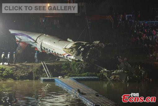 The wreckage of a TransAsia Airways turboprop ATR 72-600 aircraft is recovered from a river, in New Taipei City, February 4, 2015.[Photo: China News Service/Shao Hang]