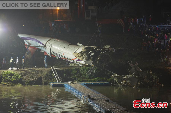 The wreckage of a TransAsia Airways turboprop ATR 72-600 aircraft is recovered from a river, in New Taipei City, February 4, 2015.[Photo: China News Service/Shao Hang] 
