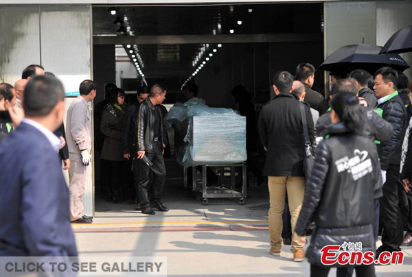 The bodies of three people that died in the Taiwan plane crash were transported to Xiamen in Southeastern Fujian Province on Monday morning, Feb 9, 2015, the first of the deceased to be repatriated after a TransAsia Airlines crash, which killed at least 40 people.[Photo: China News Service/Lv Ming] 