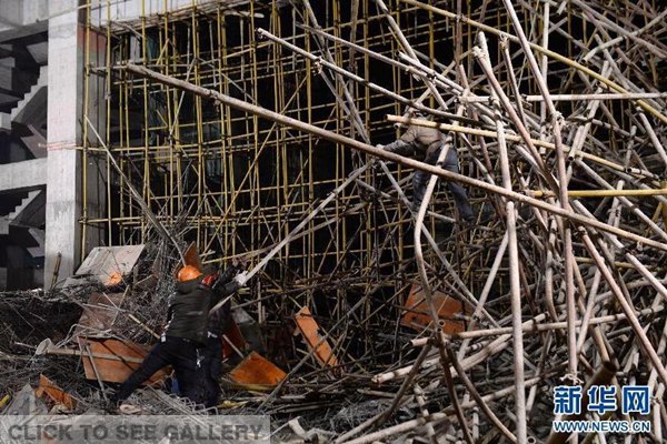 A scaffolding collapses at a school facility in Southwest China's Yunnan province around 2 pm on February 9, 2015. Seven people were killed and another eight injured in the accident. Over 100 rescuers including firefighters, police officers and medical staff are searching for those still trapped. [Photo/Xinhua]