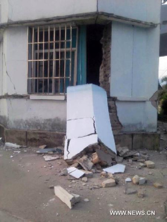 Photo taken on March 1, 2015 with a cellphone shows a quake-damaged house of the local government at Mengding Township of Gengma Dai and Wa Autonomous County in Lincang City, southwest China's Yunnan Province. (Xinhua)