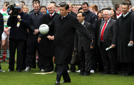 Xi plays soccer after visiting a sports association in Ireland on Feb. 19, 2012. [Photo: Xinhua]
