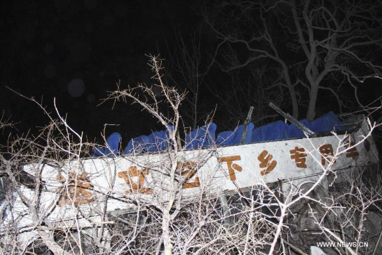 Photo taken on March 3, 2015 shows the site of a road accident which claimed 20 lives in Linzhou City, central China's Henan province. Twenty people have been confirmed dead and 13 others were injured after a coach fell off a cliff late Monday night in Linzhou City. The bus was carrying members of a local opera troupe when the accident occurred in Linzhou, under the jurisdiction of Anyang City, according to the municipal government of Anyang. (Photo: Xinhua/Liu Jiankun)