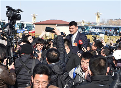 Yao Ming, a member of the Chinese People's Political Consultative Conference, is swarmed by reporters outside the Great Hall of the People in Beijing on March 3, 2015. (Photo: China.org.cn/Zhang Rui)