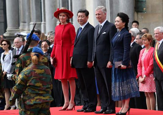 Chinese President Xi Jinping (2nd L), his wife Peng Liyuan (R), King Philippe (2nd R) of Belgium and Queen Mathilde of Belgium attend the sending-off ceremony in Brugge, Belgium, April 1, 2014. (Photo/Xinhua)