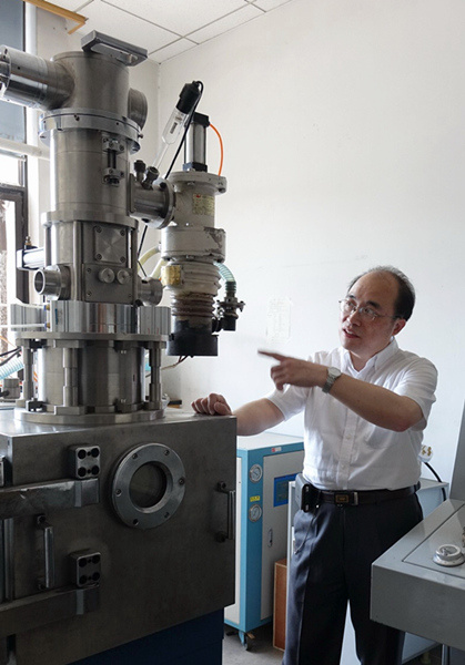 Professor Lin Feng with his 3-D printing machine. (Photo/China Daily)