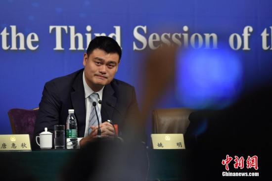 Former NBA star Yao Ming speaks at a press conference on the sidelines of the annual session of the top political advisory body on Monday. (Photo/China News Service)