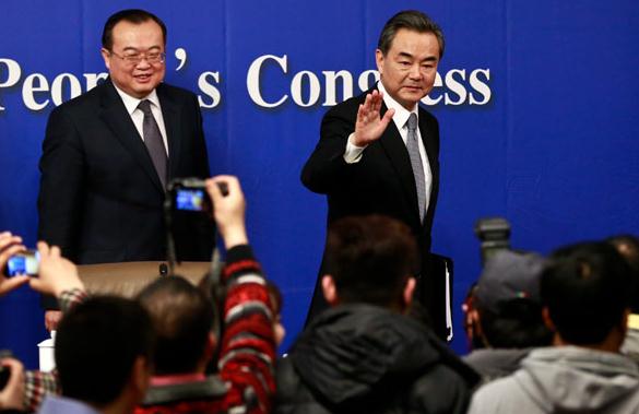 Foreign Minister Wang Yi waves to the media upon his arrival for a news conference in Beijing on Sunday. (Photo: China Daily/Feng Yongbin)