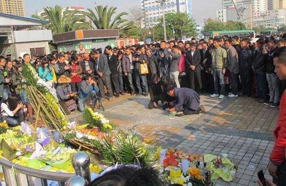 Relatives of victims are overcome with emotion at a wreath laying ceremony on March 7, 2014, at the train station in Kunming, Southwest China's Yunnan province, where 29 people were killed in a terrorist attack on March 1. (Photo: China Daily/by Xue Dan)  