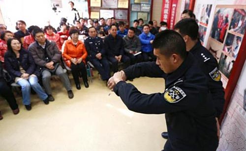 Police officers demonstrate self-protection tips during a campaign to raise awareness on security issues before IOC's evaluation on Beijing for the Winter Olympics bid. Photo/Chinanews.com   