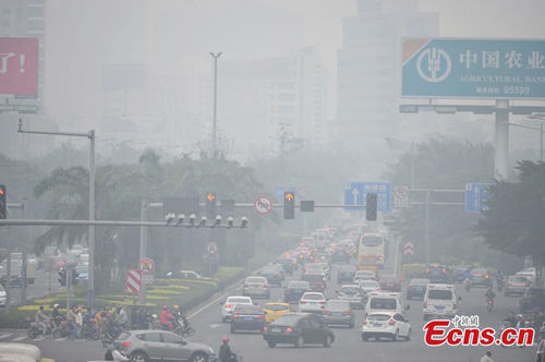 Cars drive on a road amid the heavy haze in Haikou, South China’s Hainan province, Feb 12, 2015.[Photo: China News Service/Luo Yunfei]