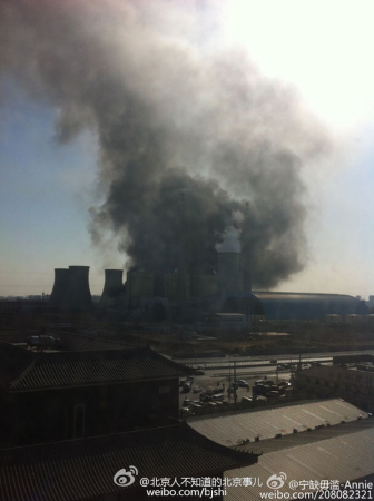 Smoke rises from a power plant located in Wangsiying, Chaoyang District in east Beijing on the afternoon of March 13, 2015. Helicopters have been dispatched to extinguish the fire. No casualties have been reported. (photo/Sina Weibo)