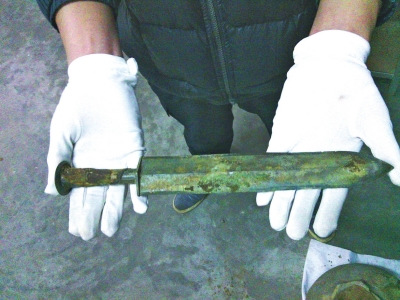 A well-preserved bronze sword. (Photo/news.dahe.cn)