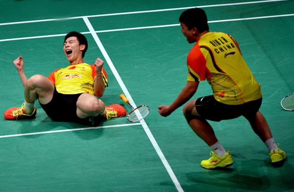 China's Liu Xiaolong (L) with partner Qiu Zihan celebrate after winning the men's doubles match at the finals of the Sudirman Cup World Team Badminton Championships in Kuala Lumpur May 26, 2013. China won the Sudirman Cup 2013. (Photo/Xinhua)