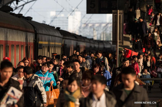 Passengers are seen on a platform of Nanjing Railway Station in Nanjing, east China's Jiangsu Province, Feb. 11, 2015. Chinese railways, roads, airlines and waterways carried a total of 2.81 billion passengers during the 40-day Spring Festival travel rush, known as chunyun, which concluded on Sunday. (Xinhua/Su Yang)