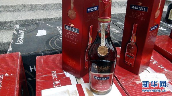 A picture taken on October 25, 2014 shows fake alcohol held for sale after being seized by the police in south China's Guangdong Province. (Photo/Xinhua)