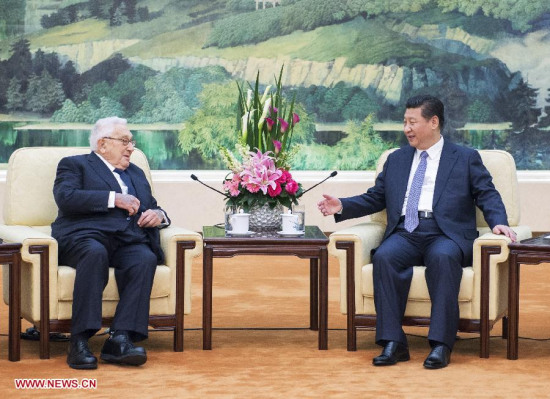 Chinese President Xi Jinping (R) meets with former U.S. Secretary of State Henry Kissinger at the Great Hall of the People in Beijing, capital of China, March 17, 2015. (Xinhua/Wang Ye)