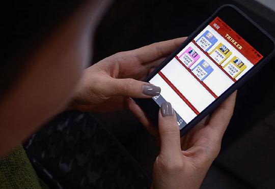 A reader surfs People's Literature's online literature app, Thinker. (Photo: Wei Xiaohao/China Daily)  