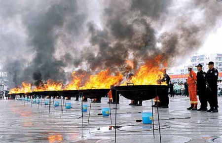Police in Ningming, Guangxi Zhuang autonomous region, burn 1 metric ton of confiscated narcotics. (Photo/Xinhua)