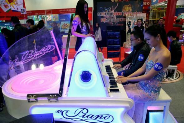 Performers play piano at China Attractions Expo 2015, hosted by China Association of Amusement Parks and Attractions, in Beijing, Mar 18. (Photo: China Daily/Jiang Dong)