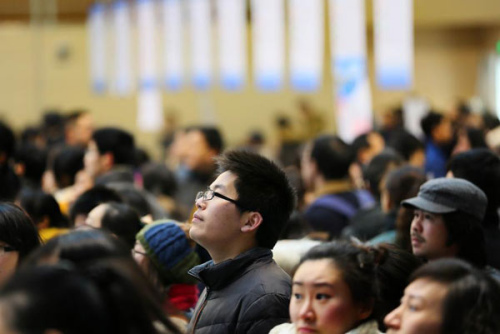 Job seekers at a job fair in Nantong, Jiangsu province, Feb 8, 2015. Photo/Xinhua