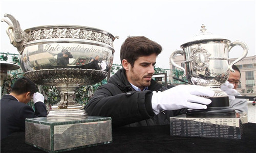 The French Open mens and womens singles trophies were on display in Shanghai ahead of the 2015 French Open Junior Wild Cards Competition which started yesterday. (Photo: Shanghai Daily/Dong Jun)