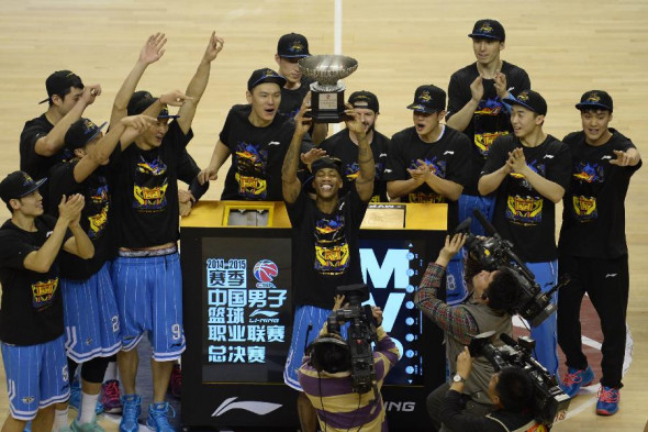 Beijing team celebrates after beats Liaoning 106-98 in Game 6 in Benxi on Sunday for an overall 4-2 victory in the best-of-seven finals and defends the title of the Chinese Basketball Association (CBA). (Photo/Xinhua )