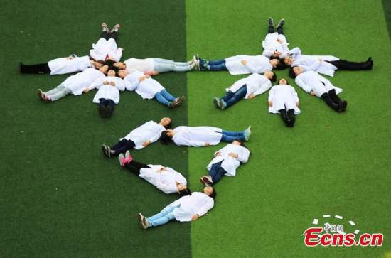Volunteers at the School of Nursing, University of South China, lie on the ground during an event to mark World Sleep Day in Hengyang, Central Chinas Hunan province, March 18, 2015. Students organized the event to call attention to the health benefits of good sleep. (Photo: China News Service/Cao Zhengping)