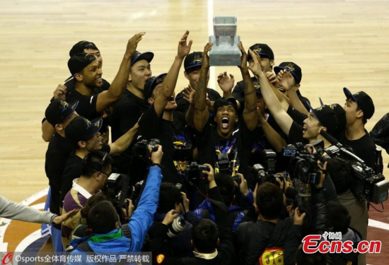 The Beijing Ducks wins the best-of-seven CBA championship by 4 games to 2 over the Liaoning Flying Leopards in Benxi, northeast China's Liaoning Province, on March 22, 2015. (Photo/ Osports)