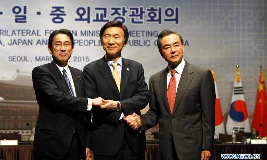 Chinese Foreign Minister Wang Yi(R), Foreign Minister of the Republic of Korea (ROK) Yun Byung-Se(C), Japanese Foreign Minister Fumio Kishida, pose for a group photo prior to the 7th Trilateral Foreign Ministers' Meeting of China, South Korea and Japan in Seoul, South Korea, on March 21, 2015. (Xinhua/Yao Qilin)