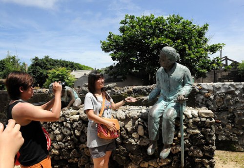 Tourists from the mainland visit Penghu islands in Taiwan province. (Photo: He Junchang/Xinhua)  