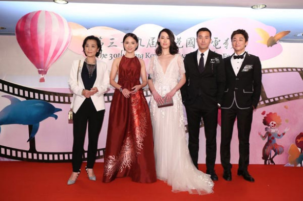 Festival, attends the opening ceremony with actresses Angelica Lee (second to the left) and Isabella Leung (center), actors Joseph Chang (second to the right) and Lawrence Ko (right). [Photo/CRIENGLISH.com]