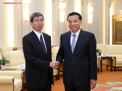 Chinese Premier Li Keqiang (R) meets with the president of the Asian Development Bank (ADB) Takehiko Nakao in Beijing, capital of China, March 23, 2015. (Xinhua/Pang Xinglei)