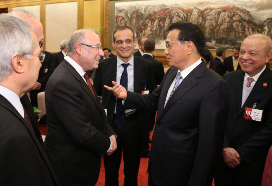 Chinese Premier Li Keqiang (2nd R) meets with delegates attending the annual meeting of China Development Forum in Beijing, capital of China, March 23, 2015. (Xinhua/Pang Xinglei)