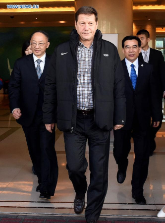  Alexander Zhukov (C), chairman of the International Olympic Committee(IOC) Evaluation Commission, arrives at Capital International Airport in Beijing, capital of China, March 23, 2015. (Xinhua/Gong Lei) 