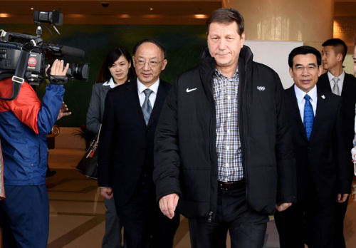 Alexander Zhukov, head of the International Olympic Committees Evaluation Commission, arrives in Beijing on Monday for the inspection tour of the capital and Zhangjiakou. Liu Peng (left), head of the General Administration of Sport, and Wang Anshun, mayor of Beijing, met Zhukov at the airport.(Photo/Xinhua)  