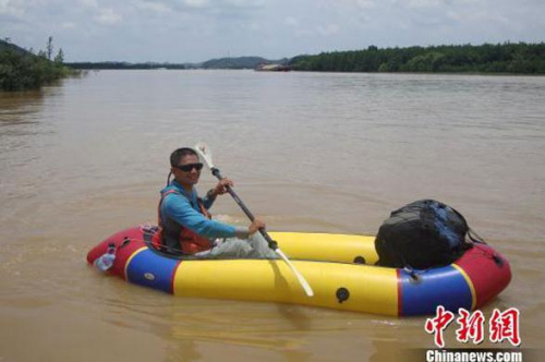 Li Huacan rafts in Pearl River in May 27, 2014. (Photo/chinanews.com)