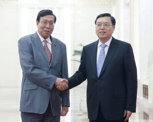 Zhang Dejiang (R), chairman of the Standing Committee of the National People's Congress (NPC), holds talks Pornpetch Wichitcholchai, president of Thailand's National Legislative Assembly, at the Great Hall of the People in Beijing, capital of China, March 24, 2015. (Xinhua/Yao Dawei)