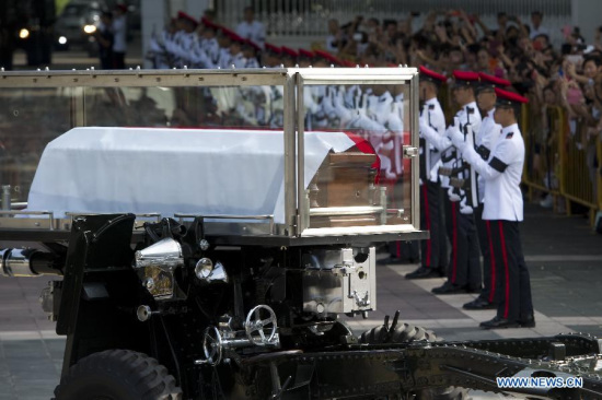 A military gun carriage conveying the coffin of Singapore's former Prime Minister Lee Kuan Yew leaves the Istana for Parliament House in Singapore, March 25, 2015. Singapore's founding Prime Minister Lee Kuan Yew's casket was transferred Wednesday from Sri Temasek, the prime minister's official residence on the Istana grounds, to Parliament House where his body will lie in state until Saturday. (Xinhua/Then Chih Wey) 