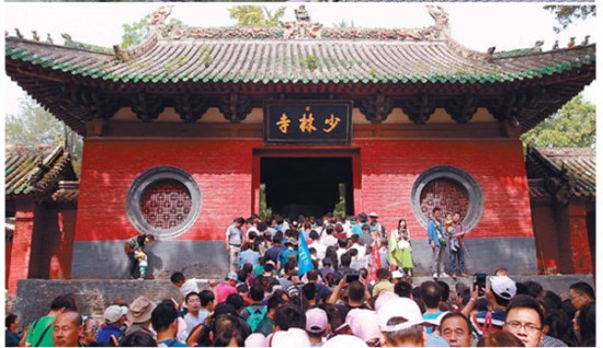 Visitors wait to enter Shaolin Temple in Dengfeng, Henan province, during the National Day holiday last year. Photo provided to China Daily  