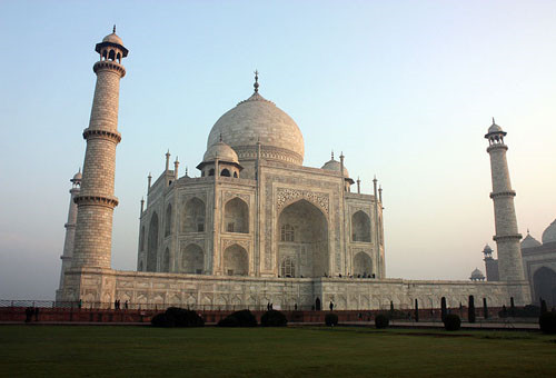 Every year tens of thousands of visitors are attracted by the Taj Mahal, a mausoleum in Agra, India.(Photo/huanqiu.com)