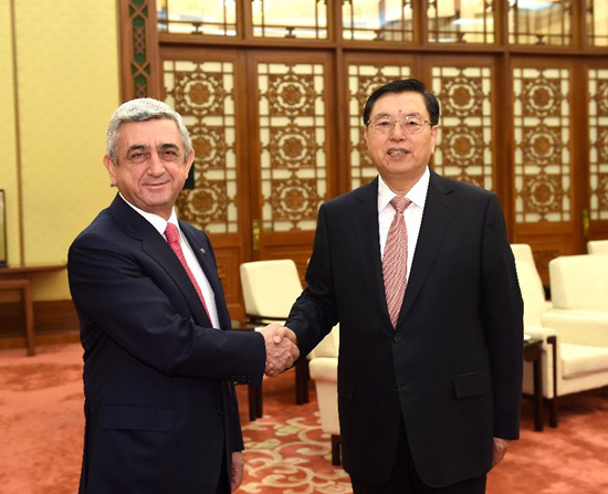Zhang Dejiang (R), chairman of the Standing Committee of China's National People's Congress, meets with Armenian President Serzh Sargsyan in Beijing, capital of China, March 26, 2015. (Xinhua/Rao Aimin)